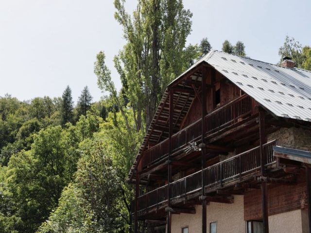 Airbnb ou Abritel pour louer un gîte : guide comparatif
