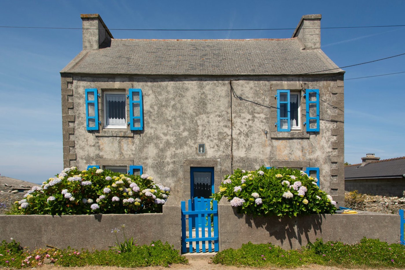 Maison de pierre aux volets bleus, meublé de tourisme en Bretagne
