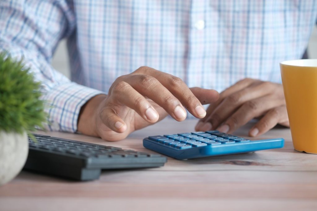 Propriétaire faisant ses comptes à la calculatrice
