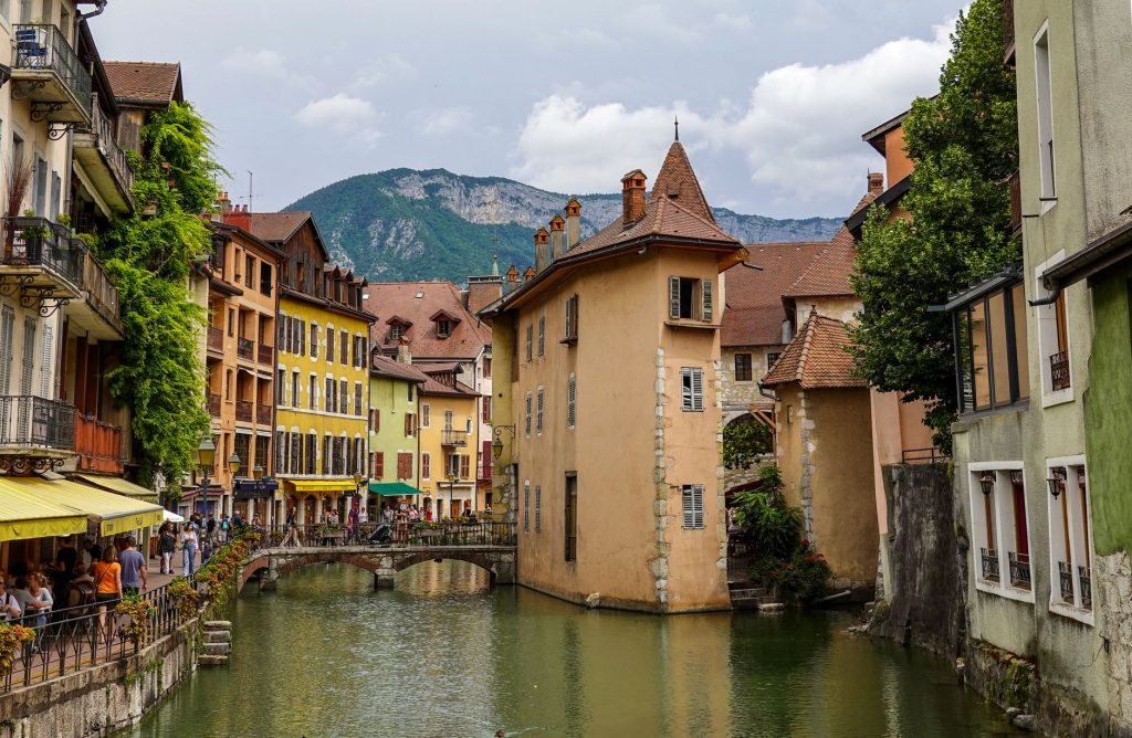 Gîte à Annecy : où dormir et comment s&rsquo;y rendre