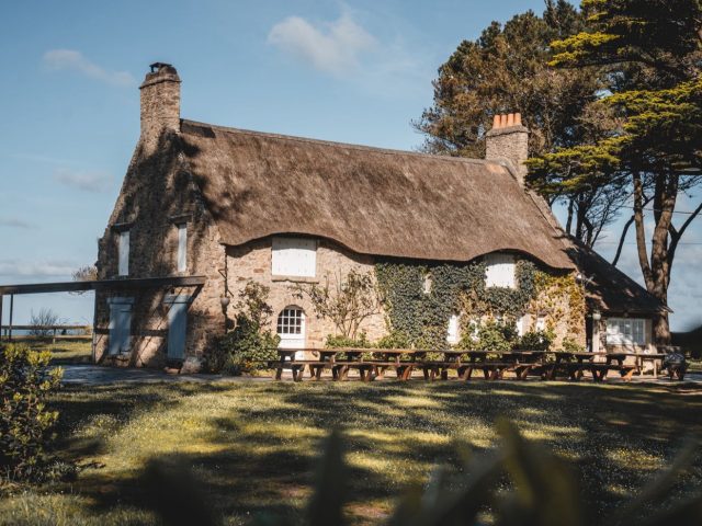 Gîtes de France ou Booking : quel choix pour réserver un gîte