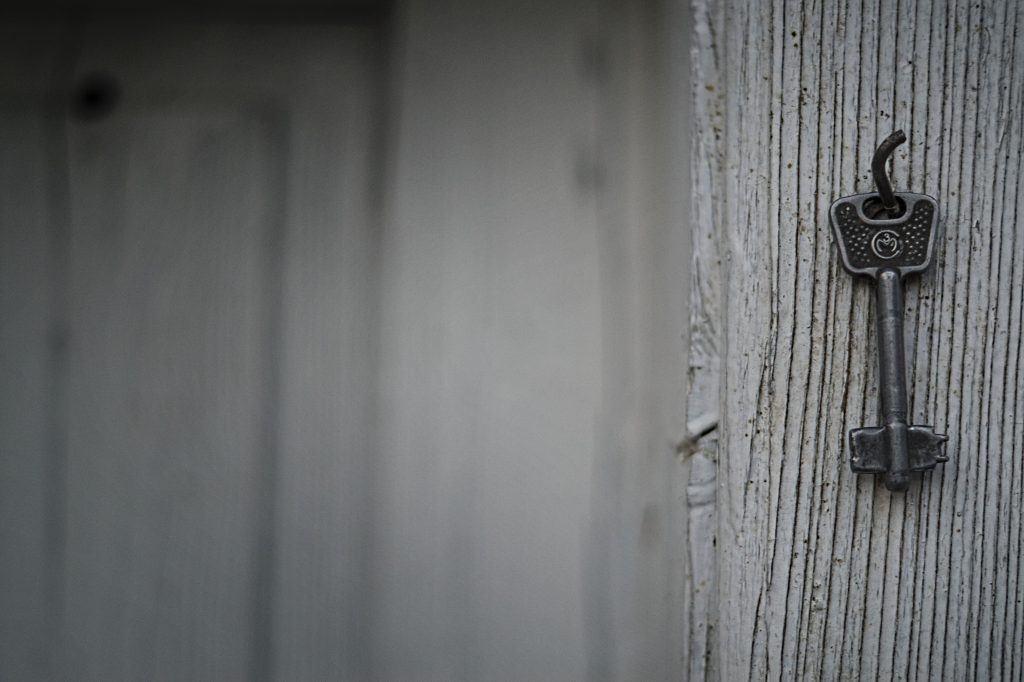 Vieille clé accrochée sur une porte en bois